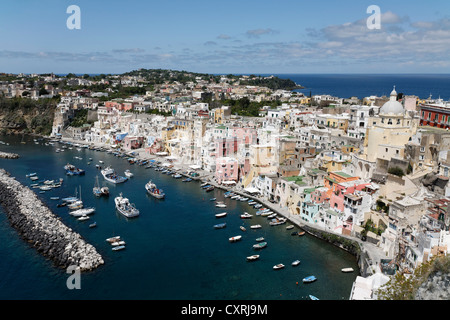 Hafen von Marina di Corricella, Angeln, Insel Procida, Golf von Neapel, Kampanien, Süditalien, Italien, Europa Stockfoto