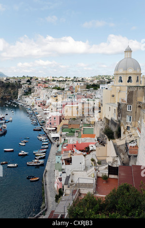 Hafen von Marina di Corricella, Angeln, Insel Procida, Golf von Neapel, Kampanien, Süditalien, Italien, Europa Stockfoto