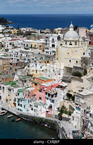Hafen von Marina di Corricella, Angeln, Insel Procida, Golf von Neapel, Kampanien, Süditalien, Italien, Europa Stockfoto