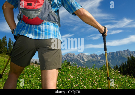 Wanderer am Hausberg, Hartkaiser, Bergblick in Richtung Wilder Kaiser Gebirge, Tirol, Österreich, Europa Stockfoto