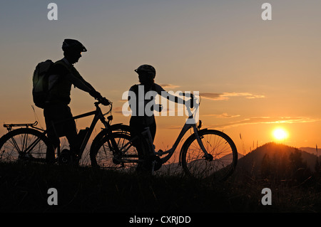 Paar elektrische Fahrrad auf Winklmoosalm Alm, Reit Im Winkl, Chiemgau, Upper Bavaria, Bayern, Deutschland, Europa Stockfoto