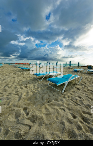 Liegestühle am Strand von South Beach, Miami, Florida, USA Stockfoto