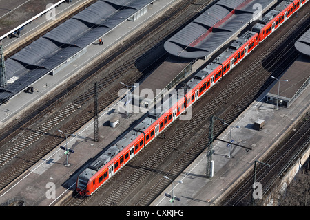 Regionalzug Haltestelle Bahnhof Köln-Deutz, wie aus Koelntriangle Büroturm, Köln, Nordrhein-Westfalen Stockfoto