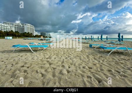 Liegestühle am Strand von South Beach, Miami, Florida, USA Stockfoto