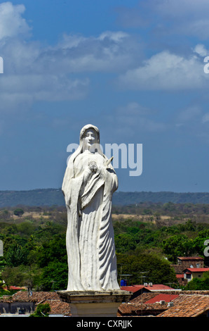 Blick vom Turm der Kirche Iglesia De La Merced, die Statue der Maria in der Kirche La Merced, Granada, Nicaragua Stockfoto