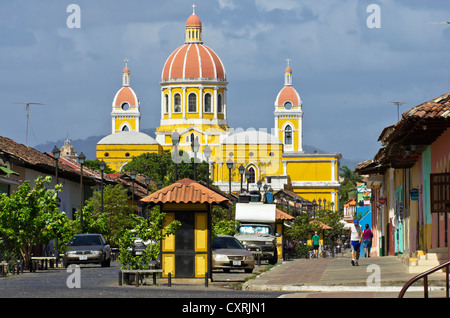 Calle la Calzada Street, die Hauptstraße, die Kathedrale von Granada auf der Rückseite, Granada, Nicaragua, Mittelamerika Stockfoto