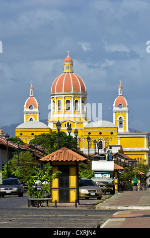 Calle la Calzada Street, die Hauptstraße, die Kathedrale von Granada auf der Rückseite, Granada, Nicaragua, Mittelamerika Stockfoto