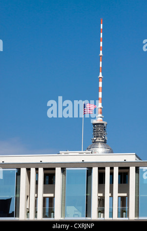 Der Berliner Fernsehturm hinter der US-amerikanischen Flagge, Berlin, Deutschland, Europa Stockfoto