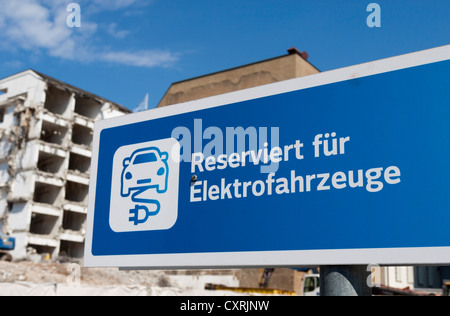 "Reserviert Fuer Elektrofahrzeuge", Deutsch für "reserviert für Elektrofahrzeuge", auf einer Baustelle im Bezirk Mitte, zu unterzeichnen Stockfoto