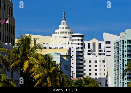 Gebäudekomplex an der Collins Avenue, gesehen vom Ocean Drive, Miami Beach, Florida, USA Stockfoto
