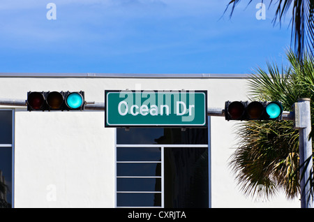 Ocean Drive Straßenschild mit Ampeln, Miami Beach, Florida, USA Stockfoto