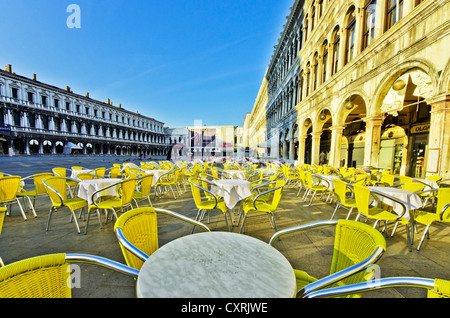 Stühle und Tische im freien Cafe Quadri, Piazza San Marco, Markusplatz, Venedig, Venezia, Veneto, Italien, Europa Stockfoto