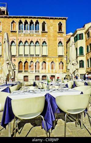 Stühle und Tische vor einem Restaurant in Venedig, Venezia, Veneto, Italien, Europa Stockfoto