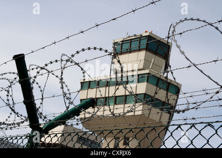 Tower Flughafen Berlin Tegel hinter Stacheldraht, Berlin, Deutschland, Europa Stockfoto