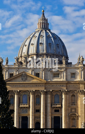 Petersdom, Fassade mit Statuen von Heiligen, Petersplatz, Rom, Vatikan, Italien, Europa Stockfoto