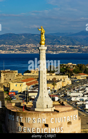 Hafeneinfahrt mit der Statue des Madonna della Lettera Campana Turm, Messina, Italien, Europa Stockfoto