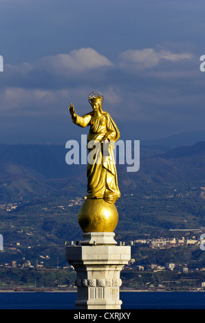 Hafen Sie Eingang von Messina mit der Statue des Madonna della Lettera Campana Turm, Italien, Europa Stockfoto