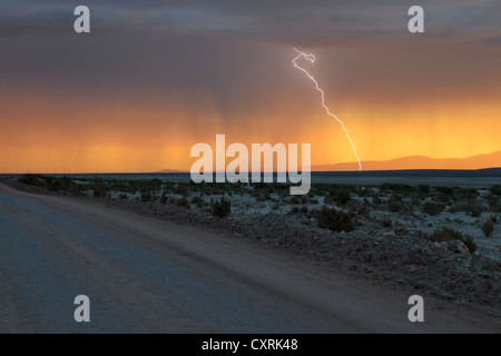 Stürmischen Himmel mit Regen und Blitz bei Sonnenuntergang, Altiplano, Bolivien, Südamerika Stockfoto