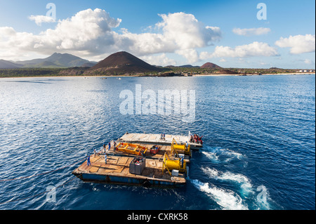 Motor Lastkähne sammeln Fracht von RMS St. Helena am Georgetown Ascension Island Teil der St.-Helena-Gruppe von Inseln Stockfoto