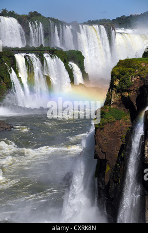 Iguazu Fälle mit einem Regenbogen, Blick von der Isla San Martin in Argentinien gegen Brasilien, Foz do Iguaçu, Südamerika