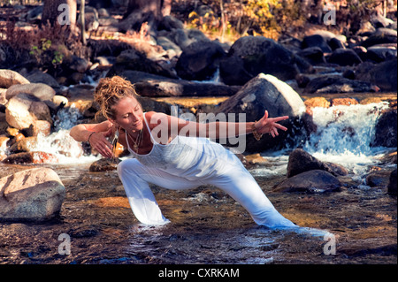 Fluss Energie tanzen. Frau in weiß. Stockfoto