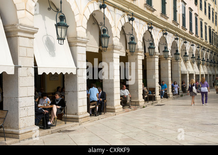 Cafés in den Arkaden des Liston, Korfu, Kerkyra, Korfu, Ionische Inseln, Griechenland, Europa Stockfoto