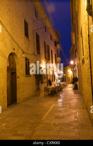 Café, Restaurant in einer Gasse der Altstadt von Alcudia, Mallorca, Mallorca, Balearen, Spanien, Europa Stockfoto