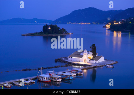 Blick von Kanoni auf Vlacherna Insel mit dem Kloster und Mouse Island in der Nähe von Kerkyra, Korfu, Ionische Inseln, Griechenland, Europa Stockfoto