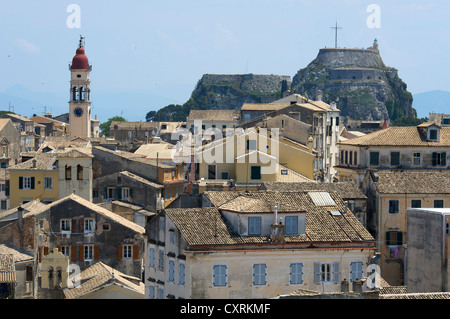 Blick über die Dächer des Stadtteils Ambiello in Richtung der alten Festung Korfu-Stadt oder Kerkyra, Korfu, Ionische Inseln, Griechenland Stockfoto