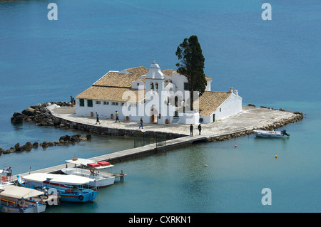 Blick von Kanoni auf Vlacherna Insel mit dem Kloster und Mouse Island in der Nähe von Kerkyra, Korfu, Ionische Inseln, Griechenland, Europa Stockfoto