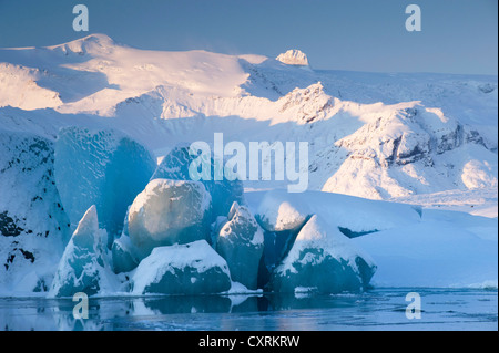 Verschneite Eisberge vor dem Vatnajoekull Gletscher, Joekulsárlón, Vatnajoekull Nationalpark, Island, Europa Stockfoto