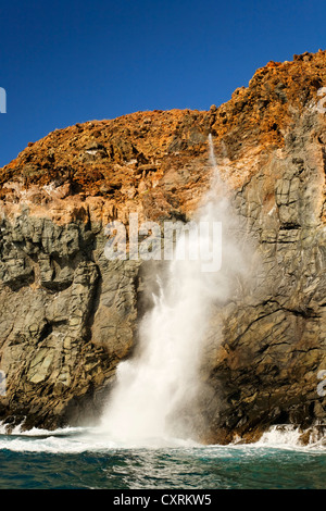 Blasloch, Klippen der Insel San Benedicto, in der Nähe von Socorro, Revillagigedo-Inseln, Schären, Mexiko, Ost-Pazifik Stockfoto