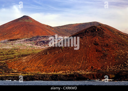 Karge Landschaft der vulkanischen Hügel an der Küste, San Benedicto Insel, in der Nähe von Socorro, Revillagigedo-Inseln, Schären, Mexiko Stockfoto