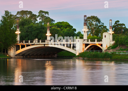 Beleuchtete Adelaide Bridge in der Abenddämmerung. Stockfoto