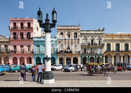 Straße mit Reihe von Häusern, Kandelaber-Laterne, Villa San Cristobal De La Habana, Altstadt, La Habana, Havana Stockfoto