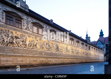 Prozession der Fürsten im Stallhof des ehemaligen königlichen Palastes, Wandreliefs, hergestellt aus Fliesen, Altstadt, Dresden Stockfoto