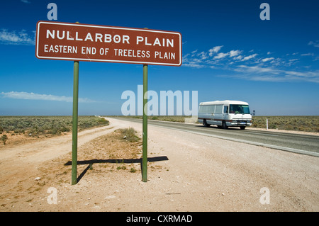 Nullarbor Plain Straßenschild am Eyre Highway. Stockfoto