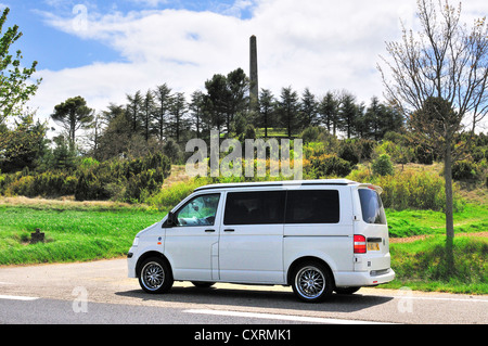 VW-Camper hält neben der Straße für einen Besuch des Riquet Obelisk (Pierre-Paul Riquet), dem Architekten des Canal du Midi - Montferrand, Frankreich Stockfoto