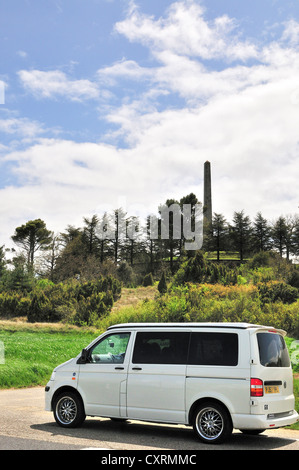 VW-Camper hält neben der Straße für einen Besuch des Riquet Obelisk (Pierre-Paul Riquet), dem Architekten des Canal du Midi - Montferrand, Frankreich Stockfoto