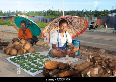 Frau verkaufen Betelnüsse am Gemüsemarkt in der Nähe von Kota Biak, Biak Insel aus der Insel Papua Neuguinea, Indonesien Stockfoto