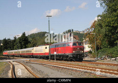 Rheingold Zug mit einem Abschlag Lokomotive 103 235, gezogen von einem Dieselmotor der Baureihe 218, vor dem Schloss Wittgenstein Schloss Stockfoto