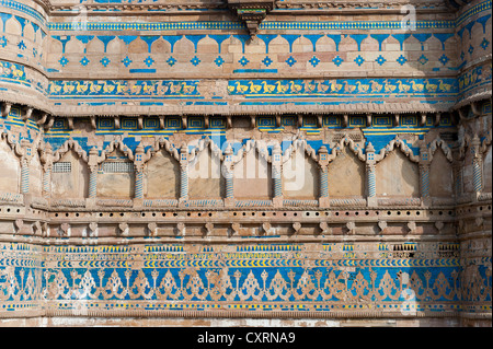 Bunte Keramikfliesen mit Ente Motive schmücken eine Wand Mann Singh Palace, Gwalior Fort oder Festung, Gwalior, Madhya Pradesh Stockfoto