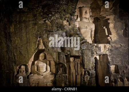 Monolithische Statuen schneiden im Fels, Jain Tirthankaras oder Thirthankaras, Gwalior, Madhya Pradesh, Indien, Asien Stockfoto