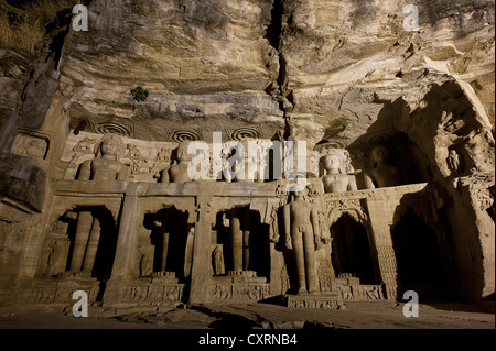 Monolithische Statuen schneiden im Fels, Jain Tirthankaras oder Thirthankaras, Gwalior, Madhya Pradesh, Indien, Asien Stockfoto