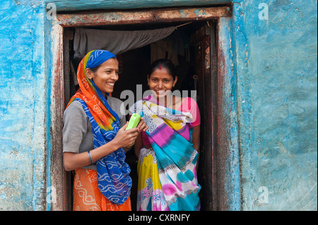 Zwei lächelnde Frauen in einer Tür, Varanasi, Benares oder Kashi, Uttar Pradesh, Indien, Asien Stockfoto