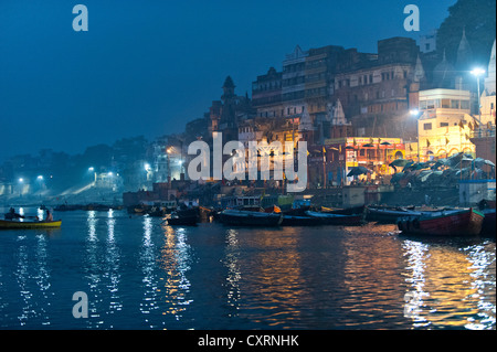 Die Ghats vor Sonnenaufgang, der Ganges, Varanasi, Benares oder Kashi, Uttar Pradesh, Indien, Asien Stockfoto