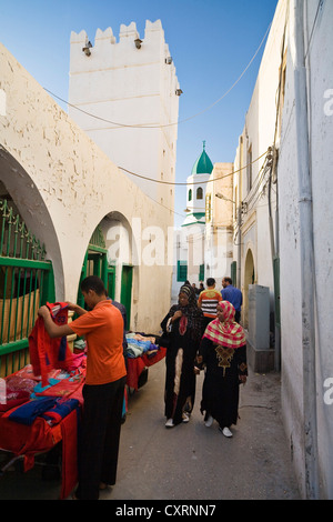 Händler und Geschäfte in der Medina, der Altstadt von Tripolis, Libyen, Nordafrika, Afrika Stockfoto