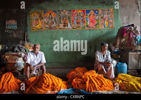 Bilder von Hindu-Götter auf einer grünen Wand, Blumenmarkt, Braut Howrah, Kalkutta, Calcutta, West-Bengalen, Ostindien, Indien, Asien Stockfoto