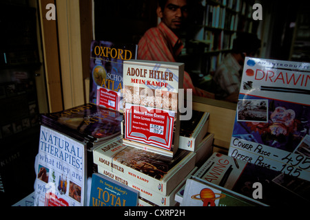 Adolf Hitlers Buch "Mein Kampf" zum Verkauf an eine Buchhandlung, Mumbai oder Bombay, Maharashtra, Indien, Asien Stockfoto