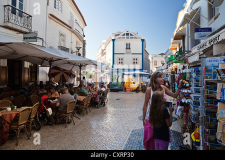 Cafés und ein Souvenir-Shop in Lagos, Algarve, Portugal, Europa Stockfoto